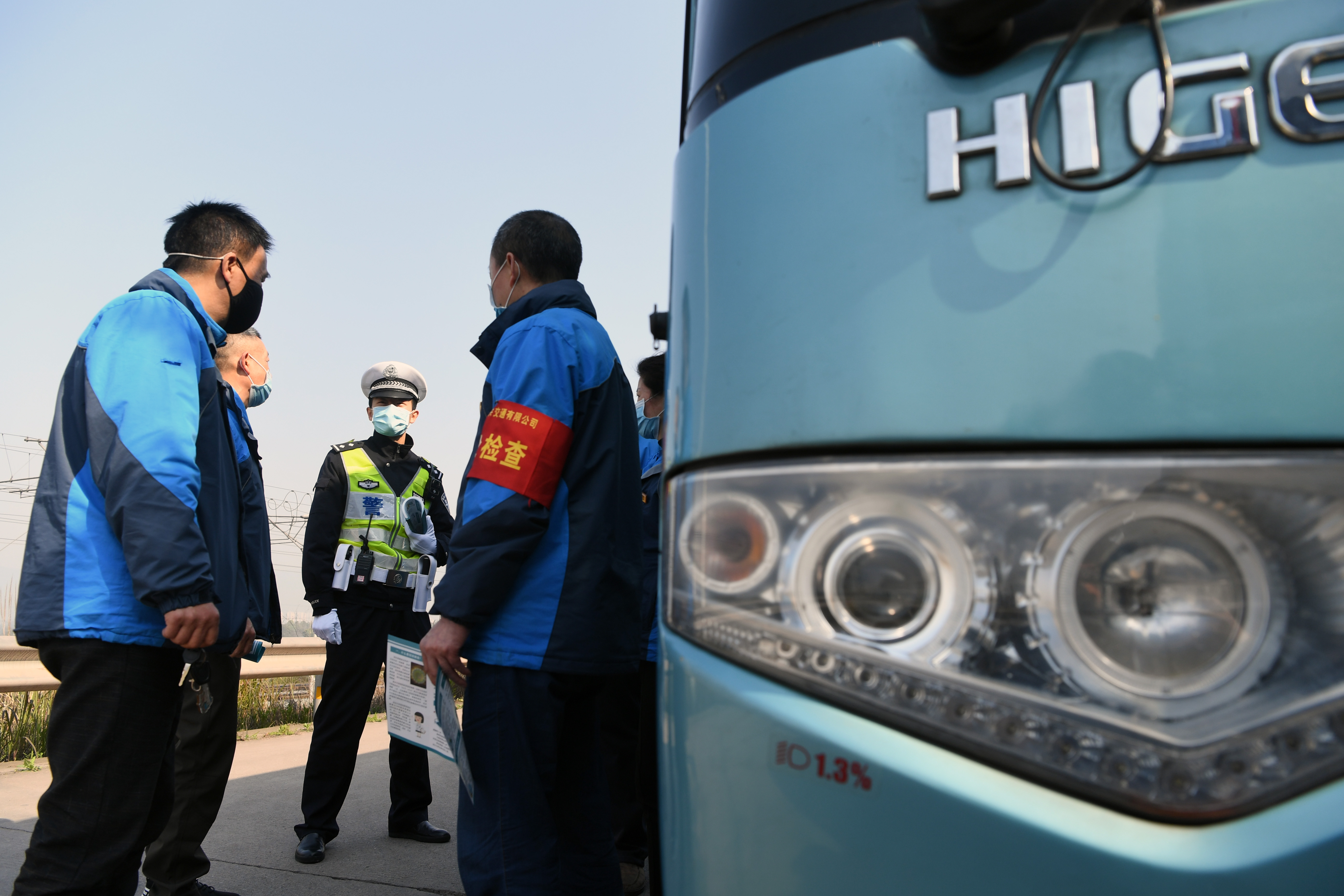 3月19日,铁路公安在重庆西车辆段对企业通勤车驾驶员进行疫情防控