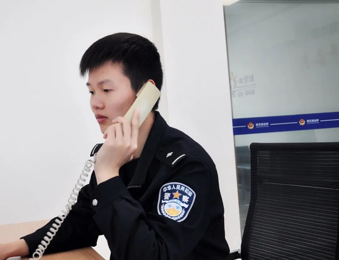深夜一位民警在马路上不停打电话道歉