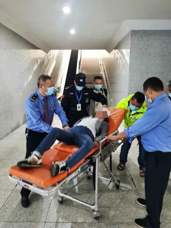 惊险!高铁上取行李,包内水杯突然滑落,结果