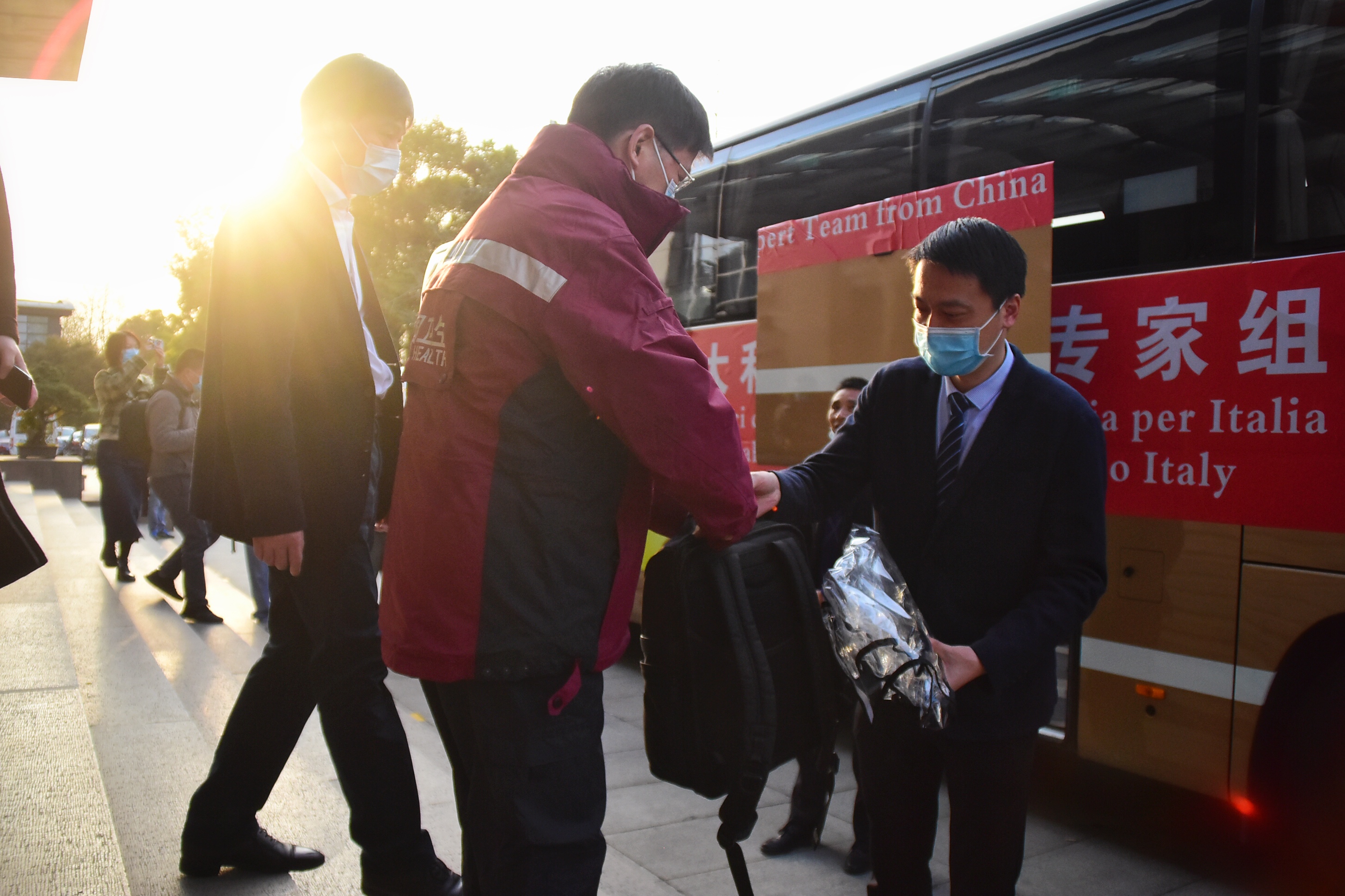 新华社记者郑梦雨摄"我们此次主要任务是把中国的防控经验带给意大利