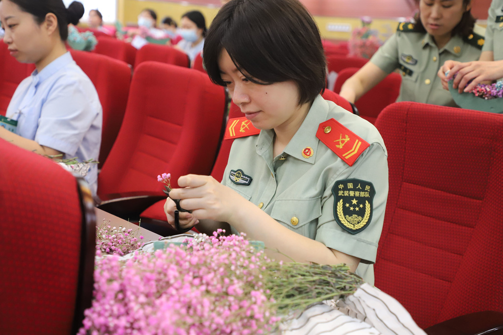 迎接第110个护士节武警四川总队医院开展艺术插花活动