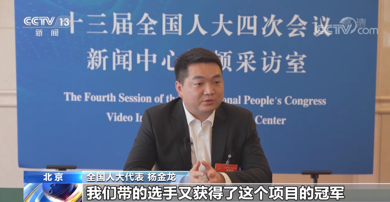 2005年,杨金龙从云南保山来到浙江杭州,学习汽车喷涂技术.