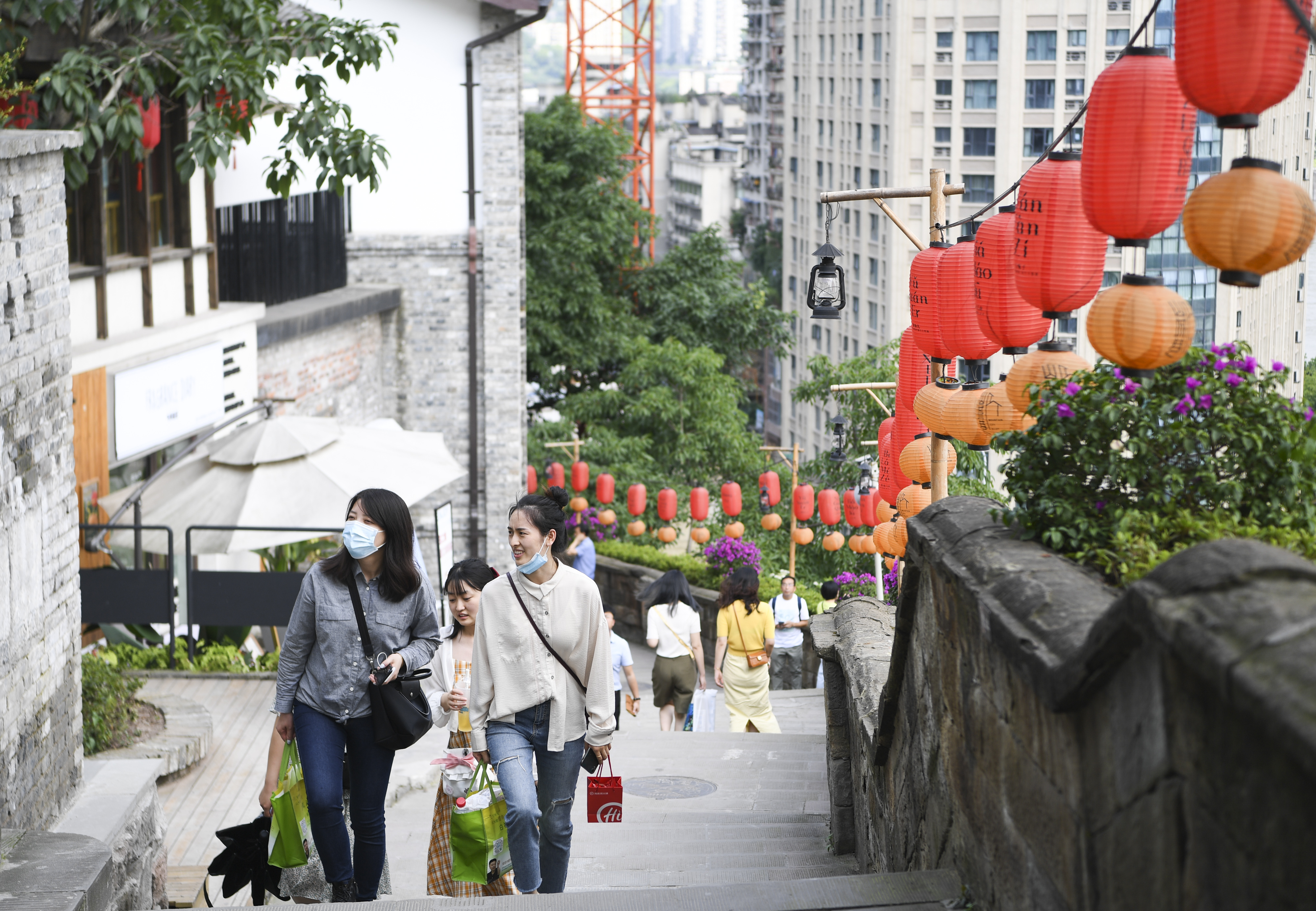 重庆山城巷烟火气交织着国际范儿