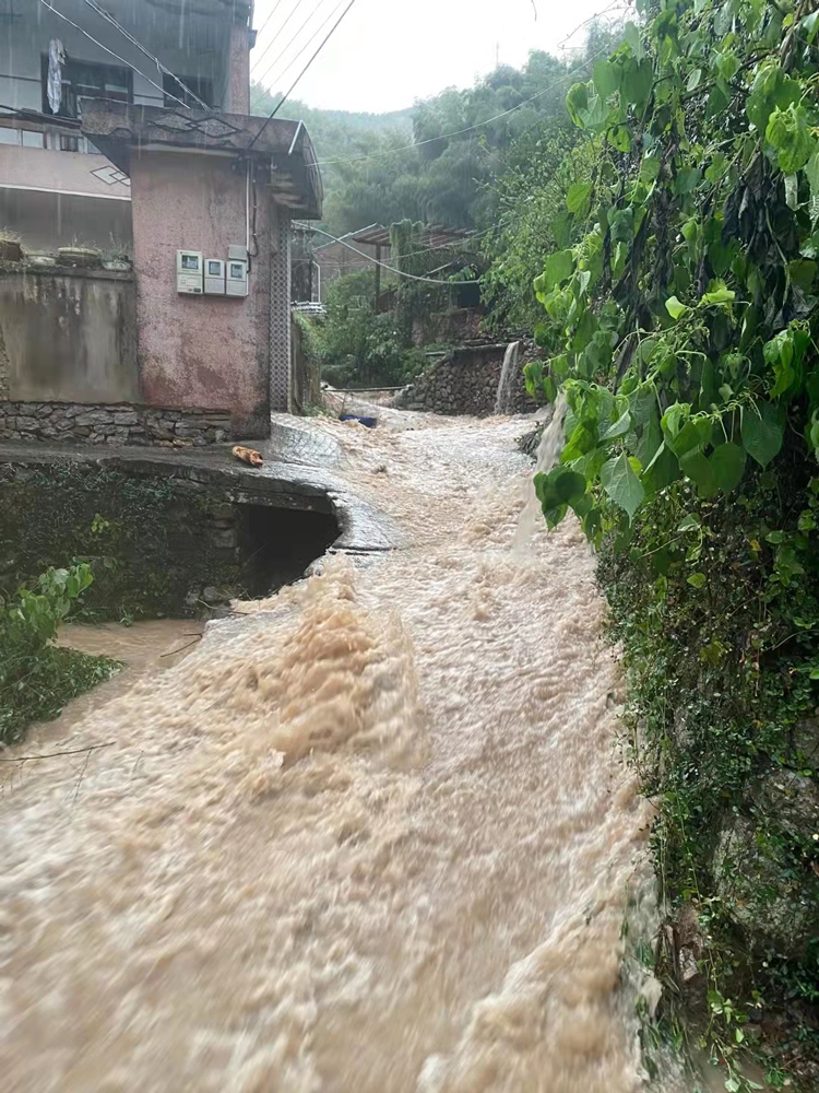 浙江宁波沿海拉响Ⅱ级防台警报奉化一村庄山涧溪流暴涨全村转移