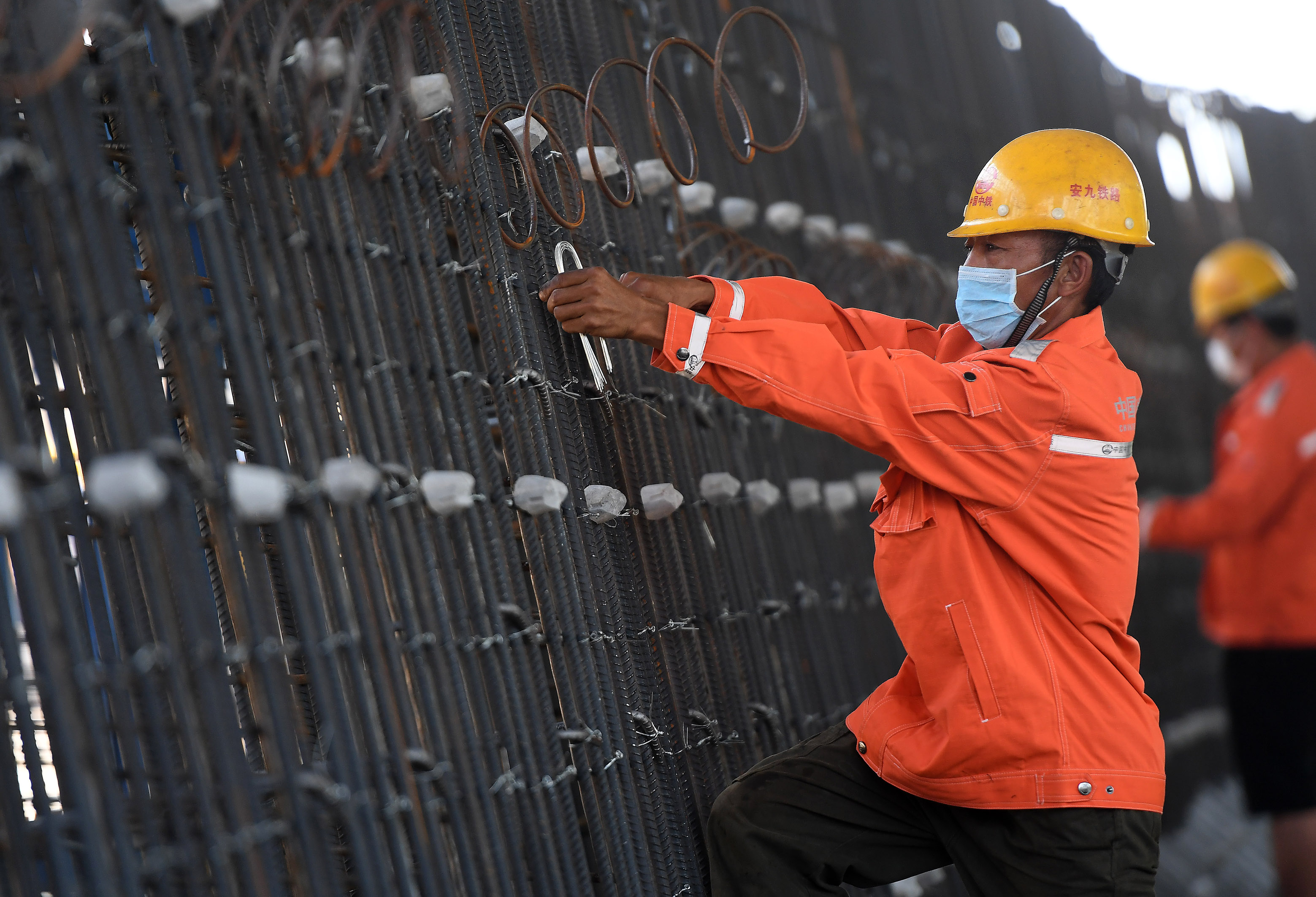 5月2日,工人在安九铁路江西段八里湖梁场施工现场绑扎钢筋.