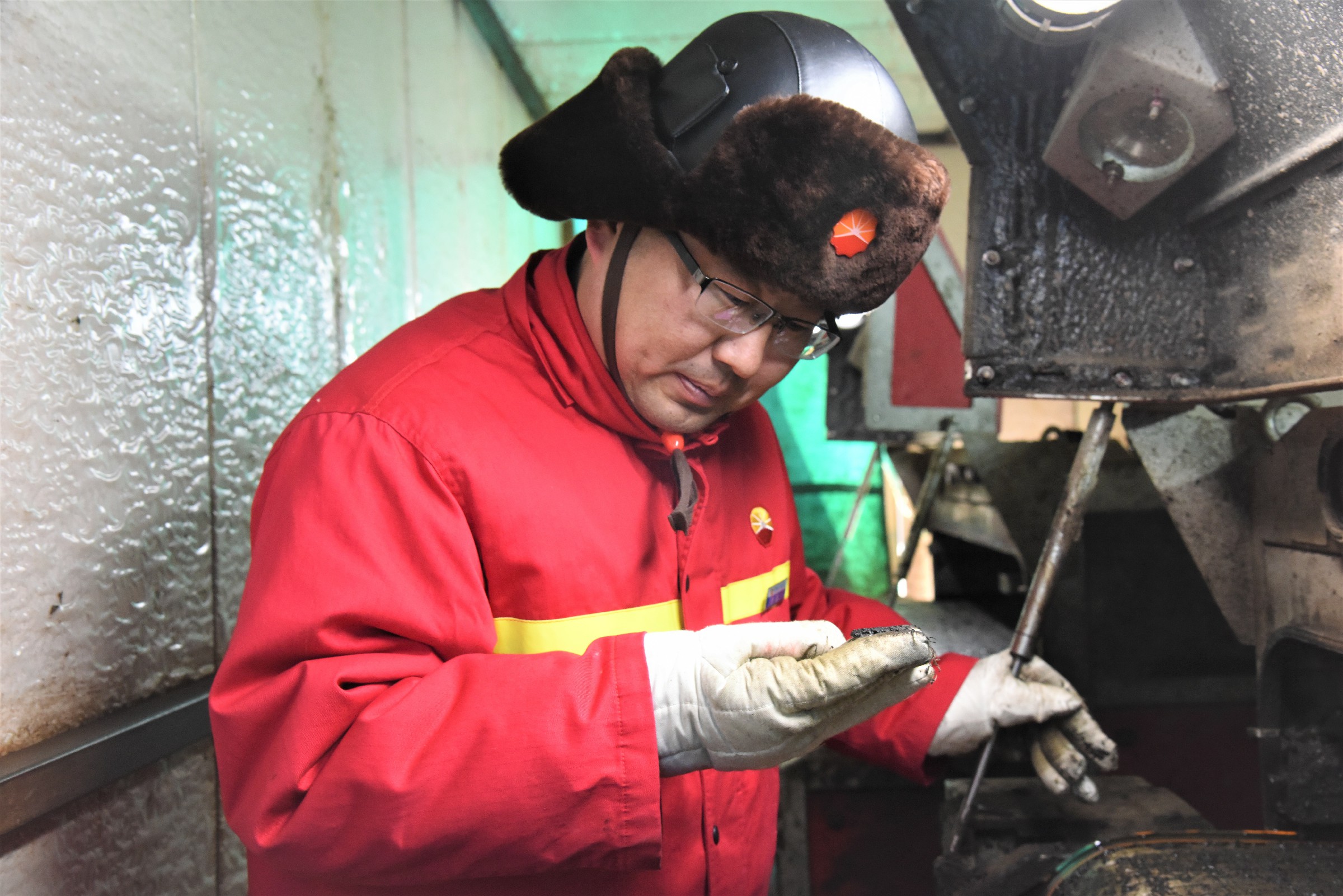 张晶接力钻透355座珠穆朗玛峰为国寻油