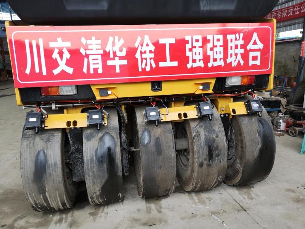 车在跑人不见无人机群现身四川铁投铺路现场