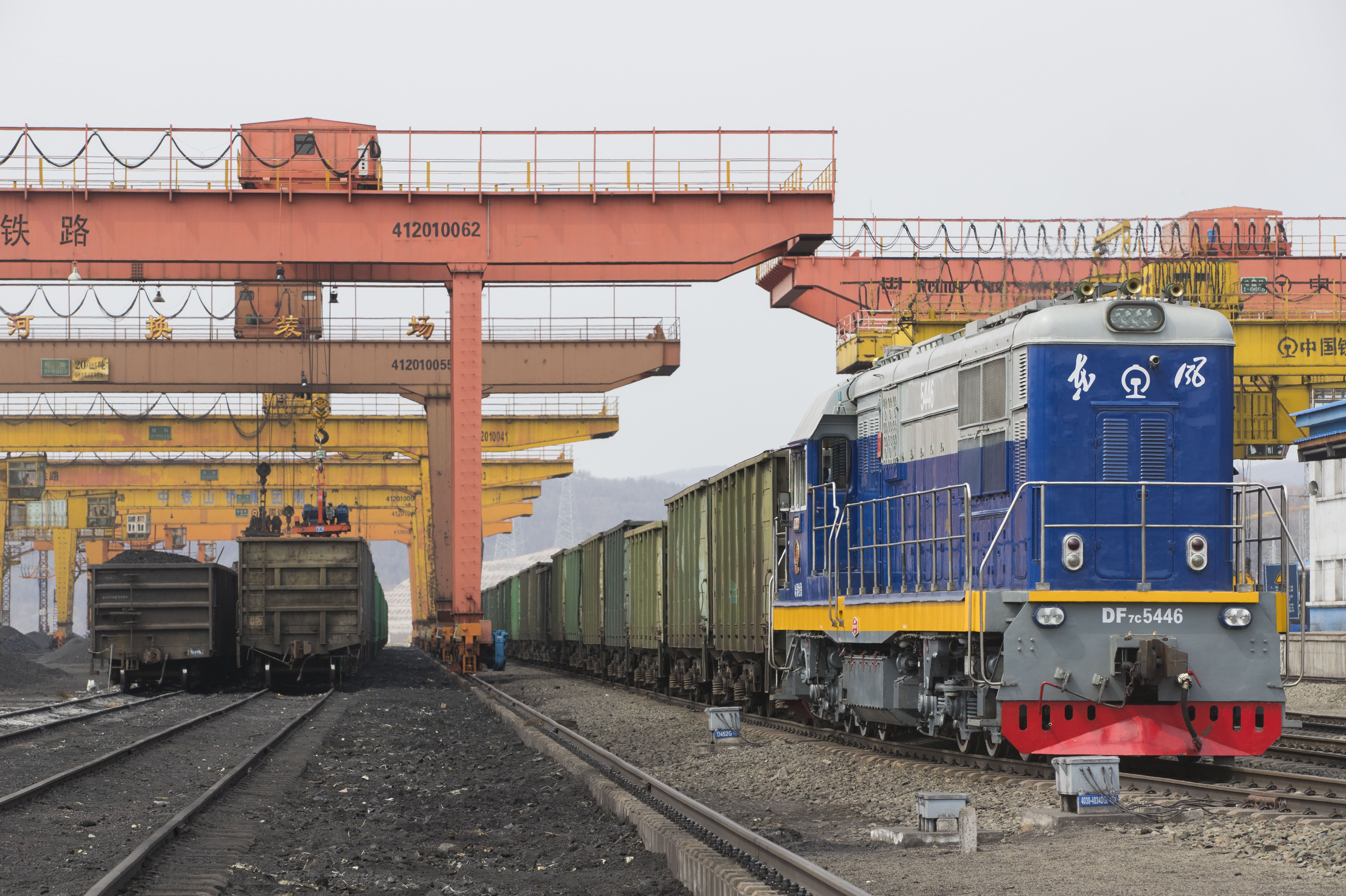 年中经济观察多项指标刷新纪录铁路货运如何跑出加速度