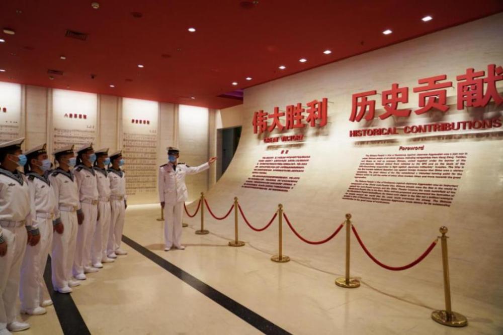 北部战区海军航空兵某团开展党旗所指就是团旗所向主题团日活动