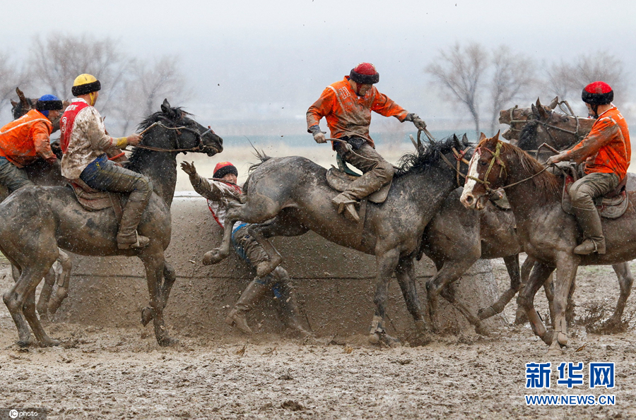 吉尔吉斯斯坦举行马背叼羊比赛骑手夺羊险象环生