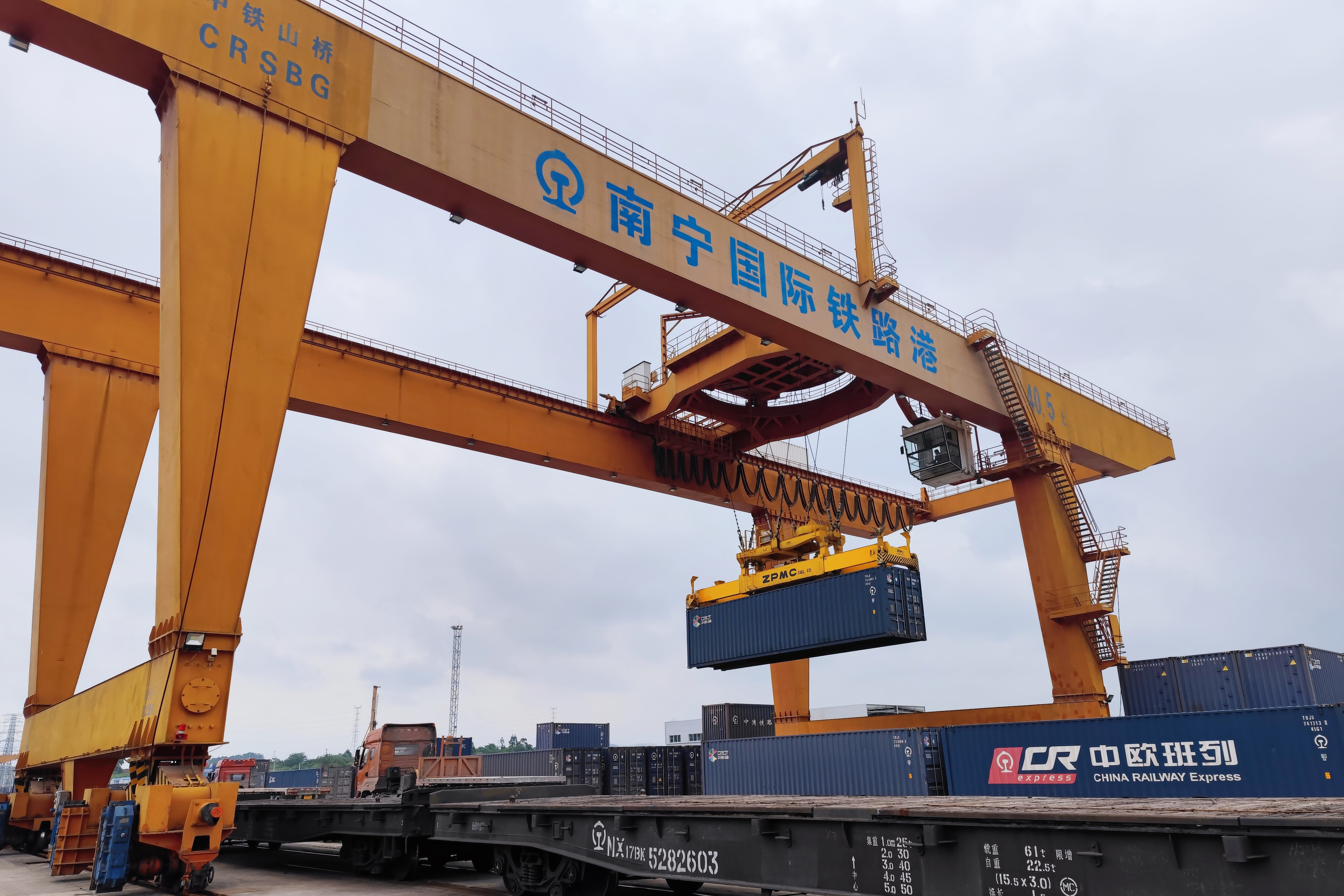 南宁国际铁路港内集装箱吊装作业现场.