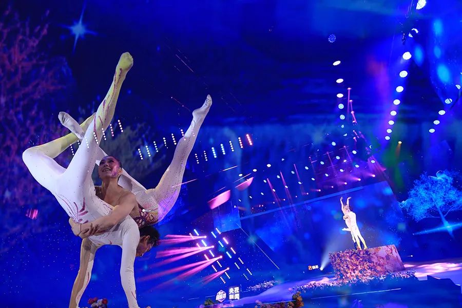 杂技《梦蝶》,高难度动作加上舞台效果,如梦如幻,太美了~△ 串烧