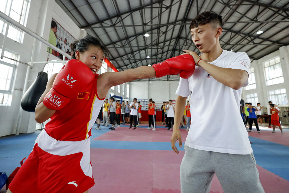 图为9月7日,在四川省凉山彝族自治州冕宁县泸沽中学,女拳击队员胡瑞洋