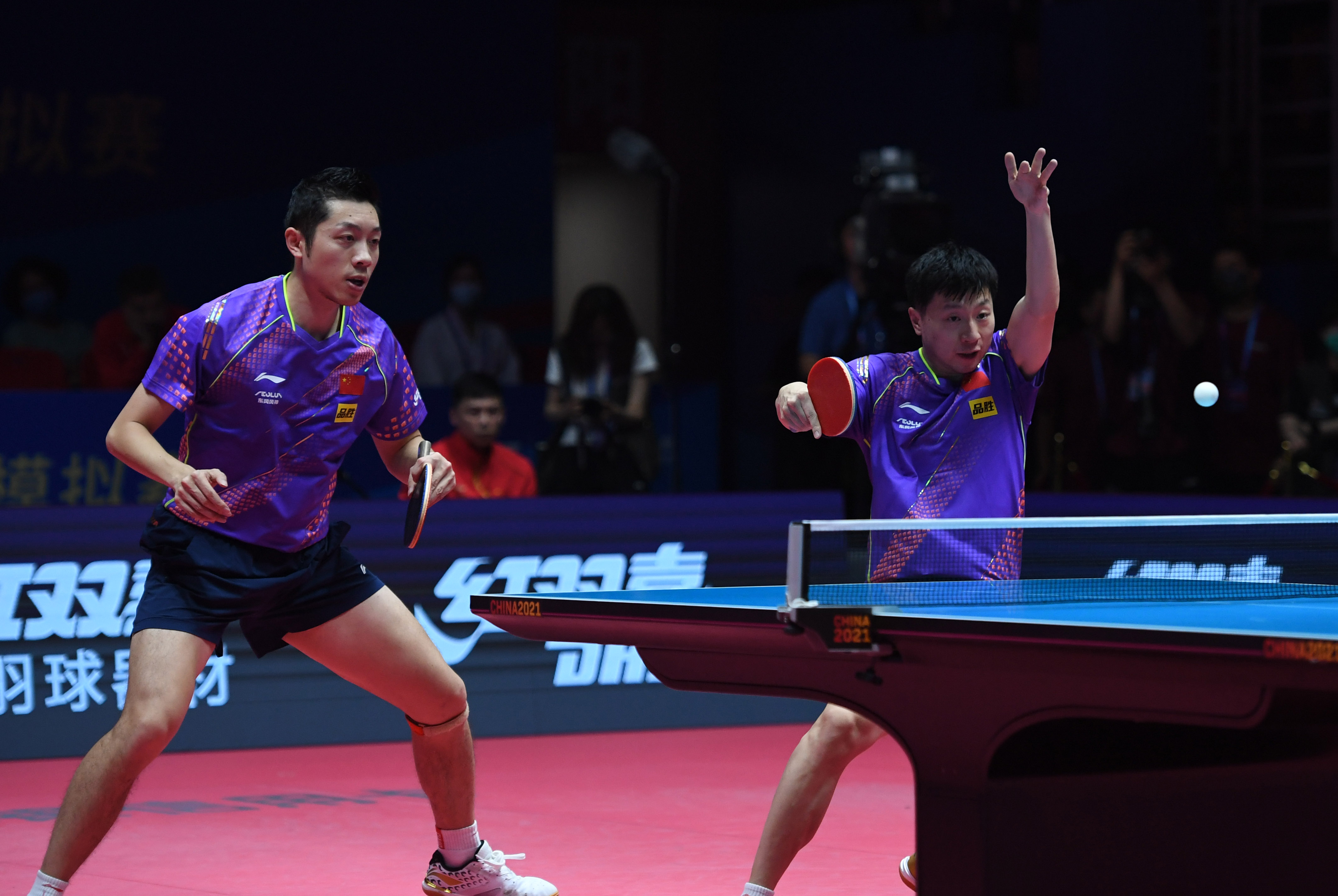 东京奥运会乒乓球团体赛中,双打被安排在率先登场的位置,对各队力争