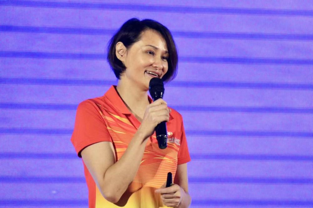 王娇,杨秀丽,高红与年轻运动员对战交流,实战演练中将"秘诀"传授给