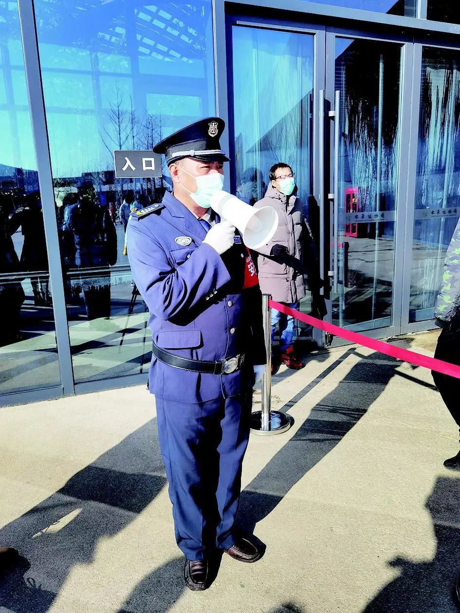 中英文讲解 太原植物园这名保安成网红