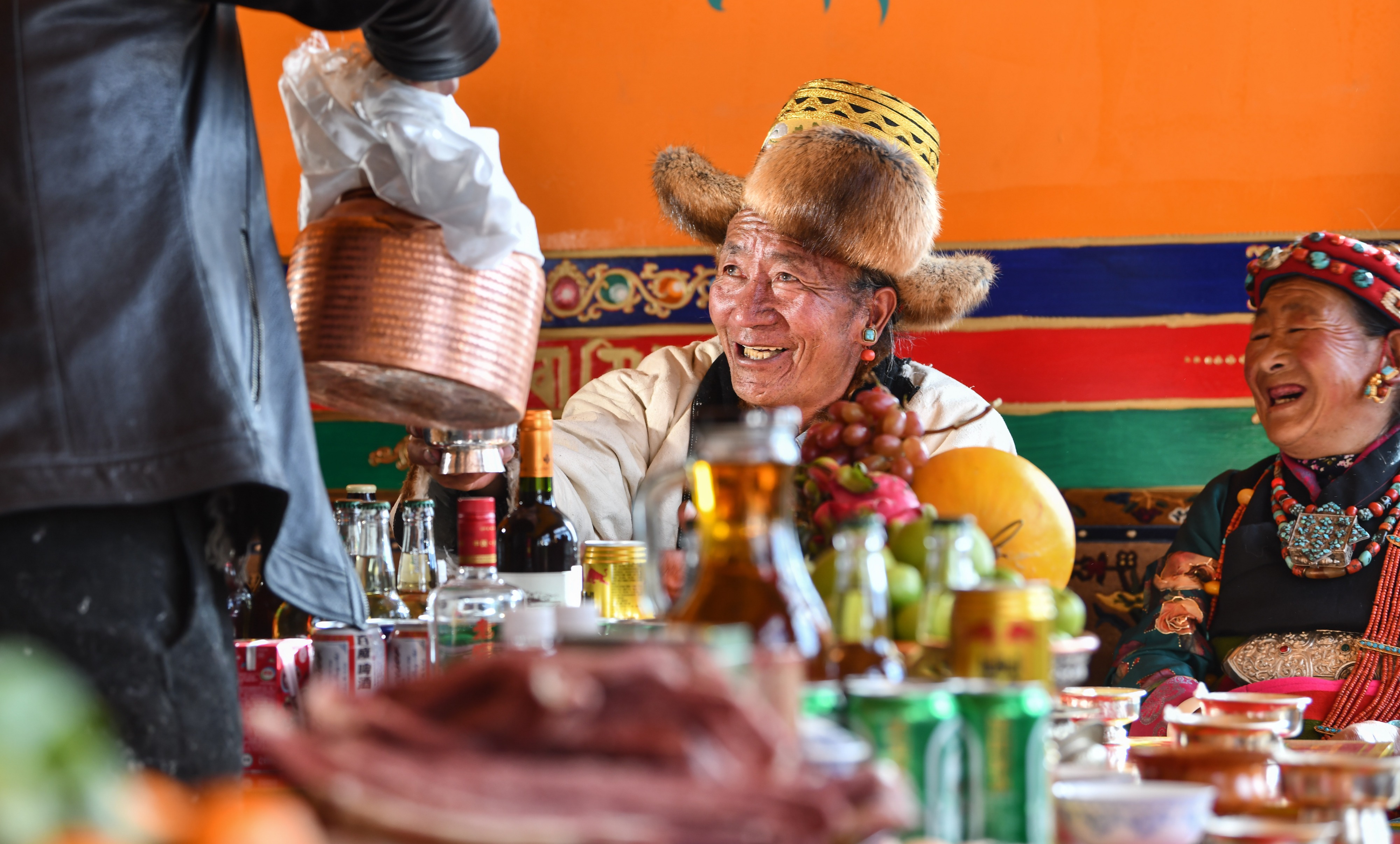 嗨翻了青稞酒牦牛肉在新家里过新年