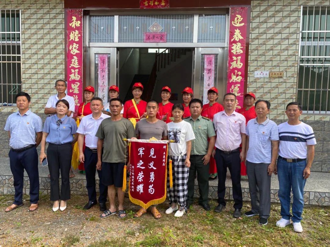 兵小伙2分钟救了4人