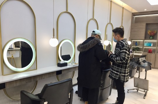 刘海飘逸仿佛杀马特贵族所以成都理发店到底啥时候开门