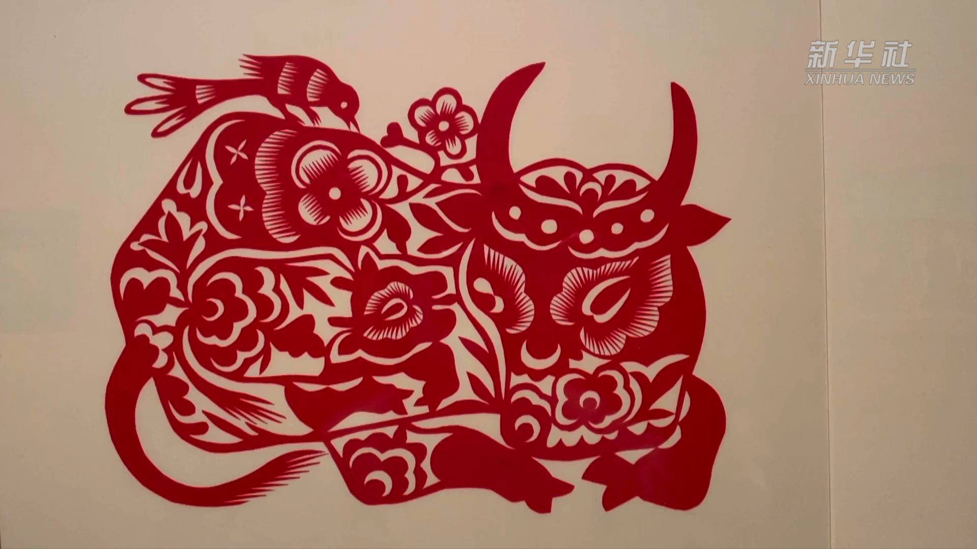 中国剪纸里的瑞牛呈祥