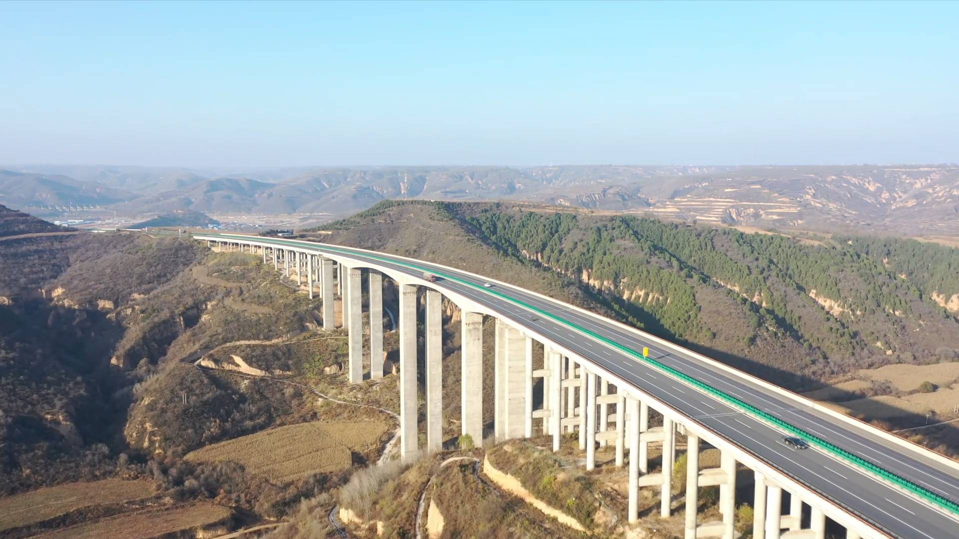 32公里,双向四车道,是西安通往陕北的第一条高速公路.