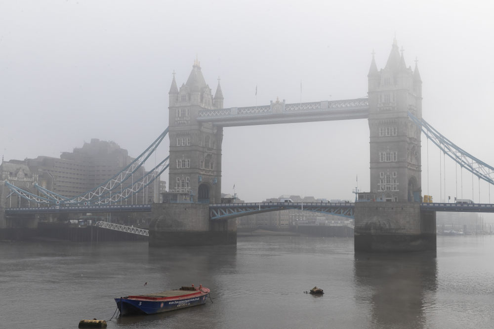 这是11月5日在英国伦敦拍摄的大雾笼罩下的伦敦塔桥