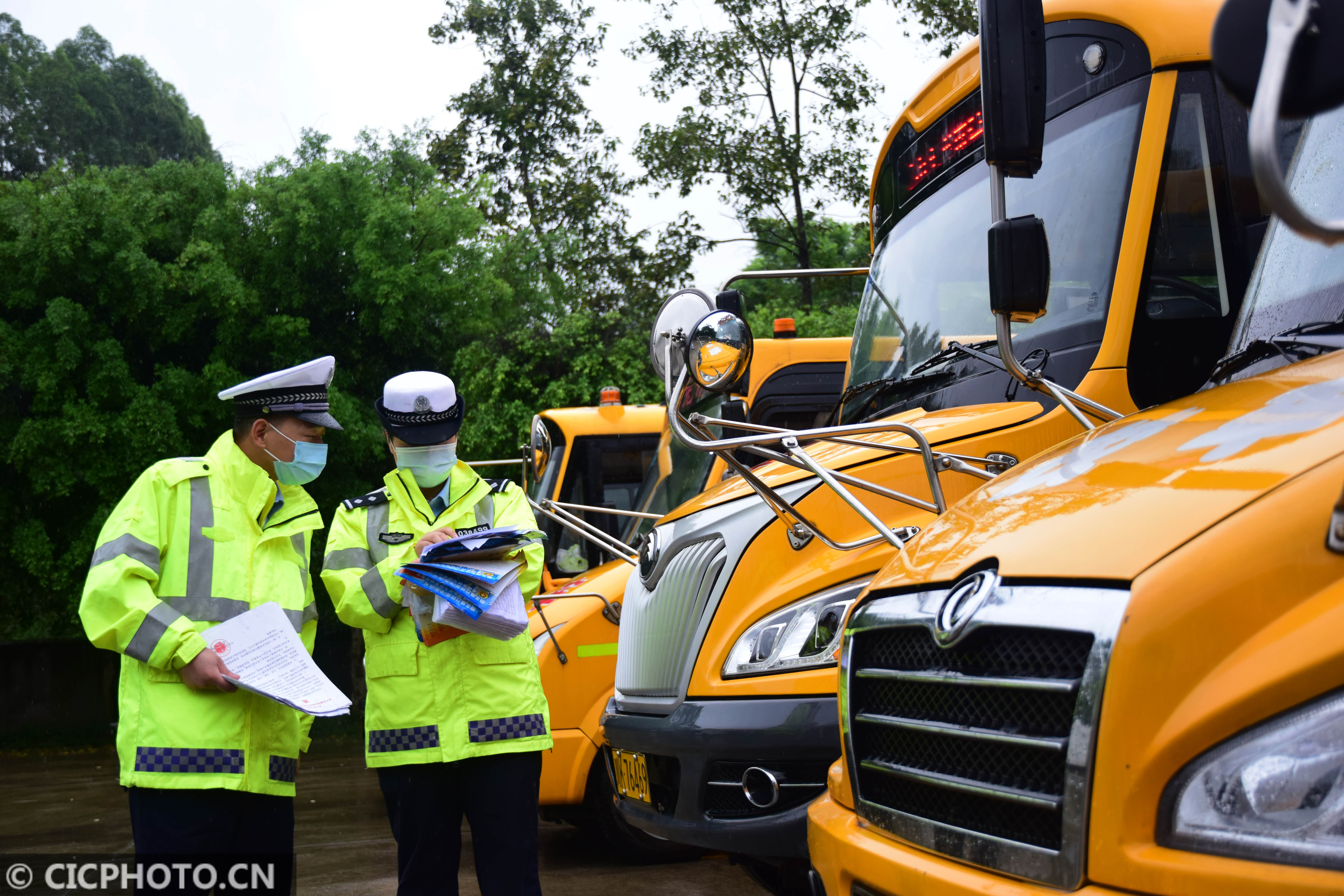 四川省内江市公安局交通警察支队直属二大队民警在查验校车驾驶员运营