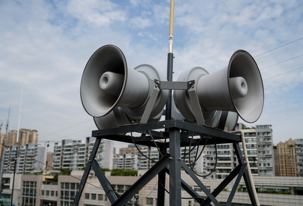 (9月18日,成都市一处防空警报喇叭依次鸣响"预先警报"空袭警报"和"