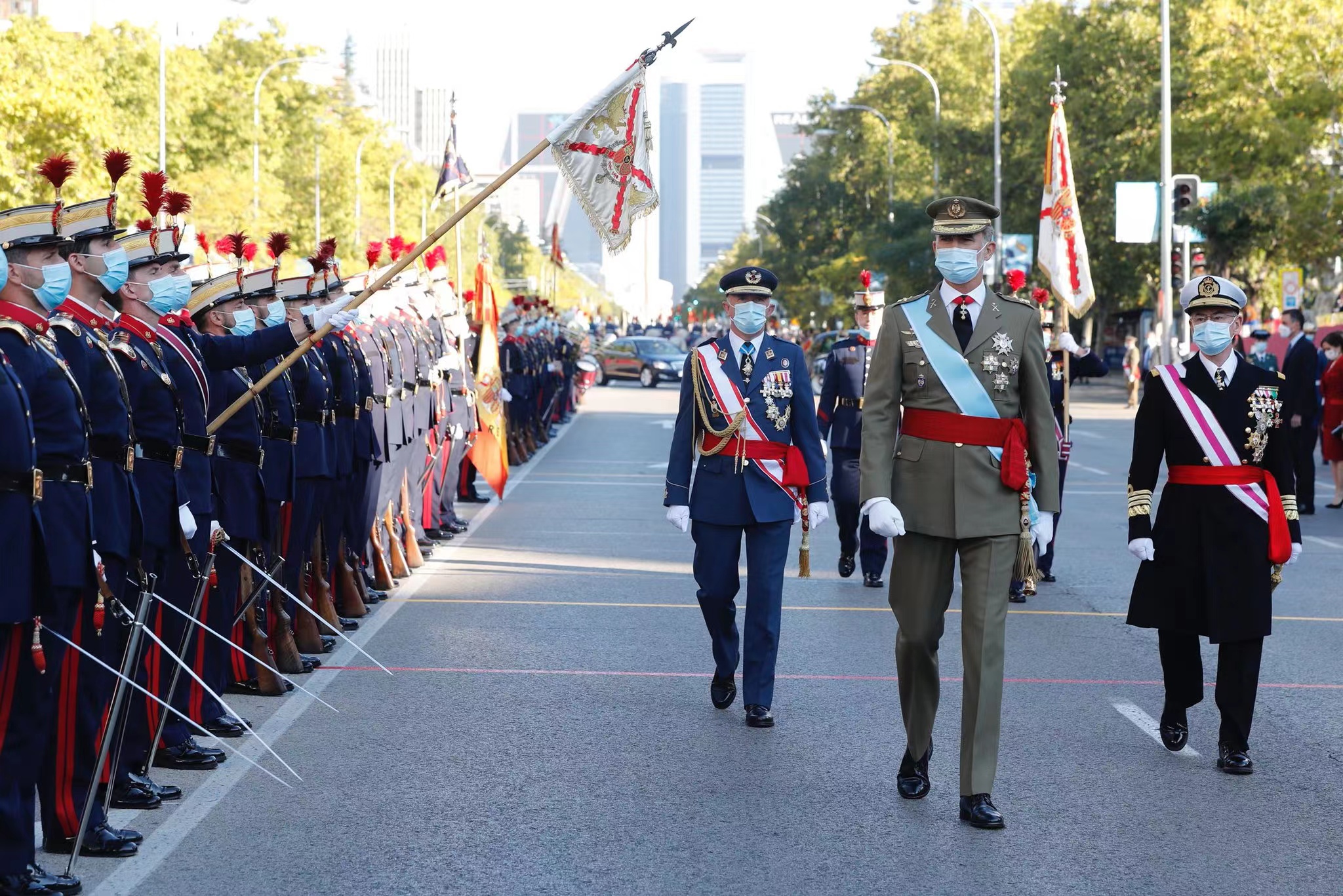 共同主持下,西班牙国庆日武装部队阅兵仪式在西班牙首都马德里举行