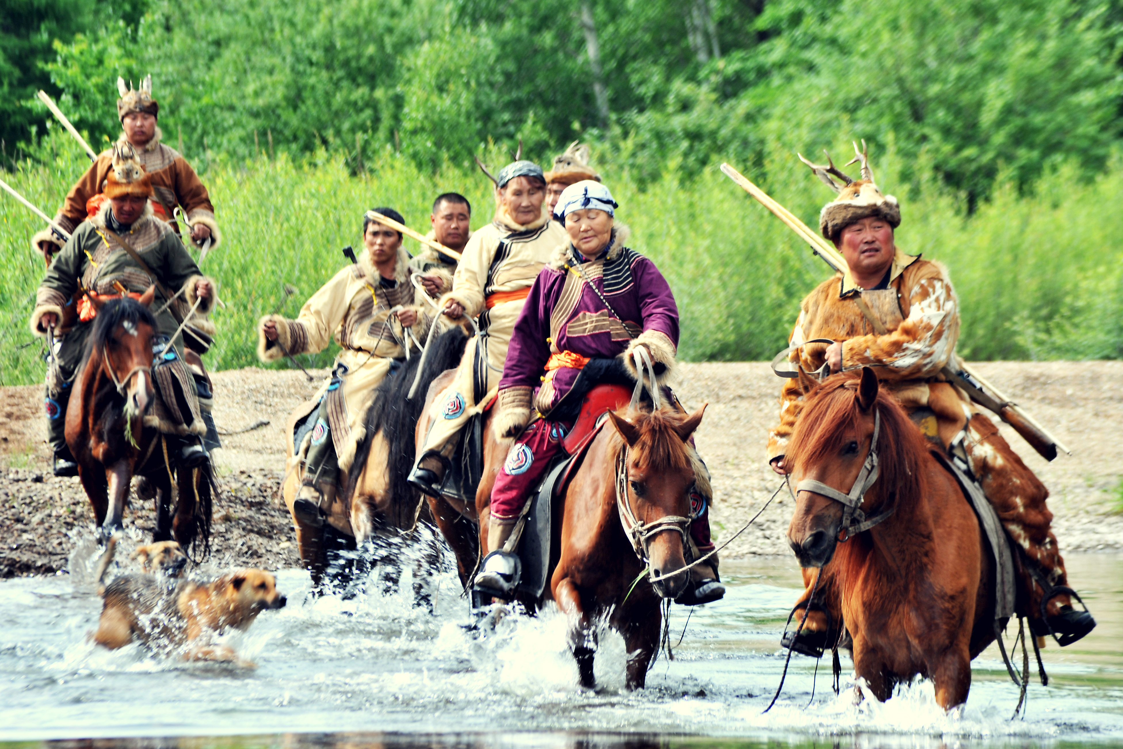 鄂伦春族戴上狍角帽传承民族文化