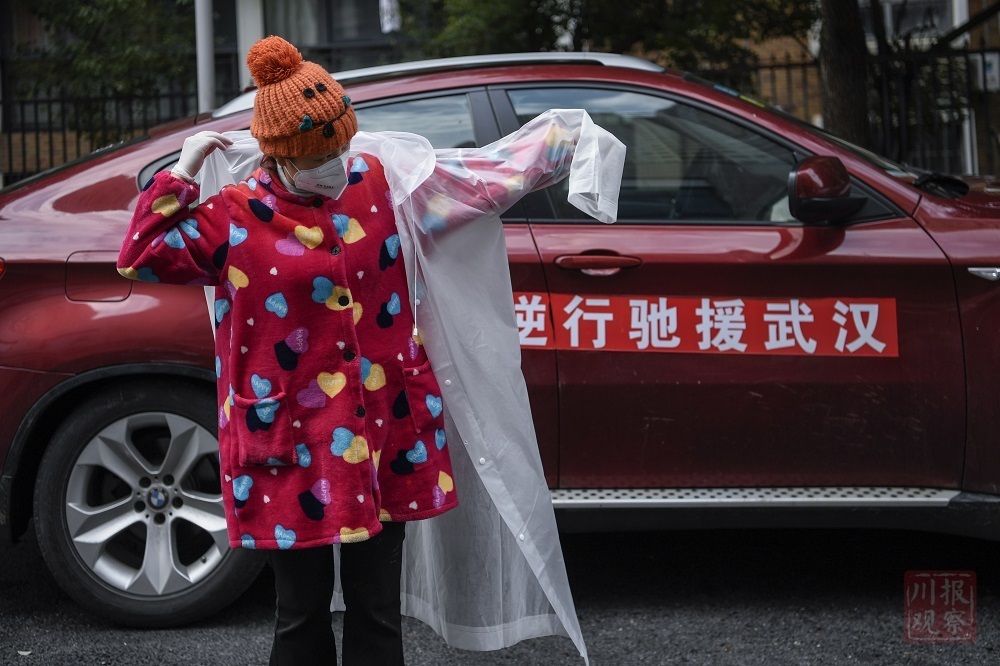 90后雨衣妹妹的温暖逆行让医护人员能够吃上热饭