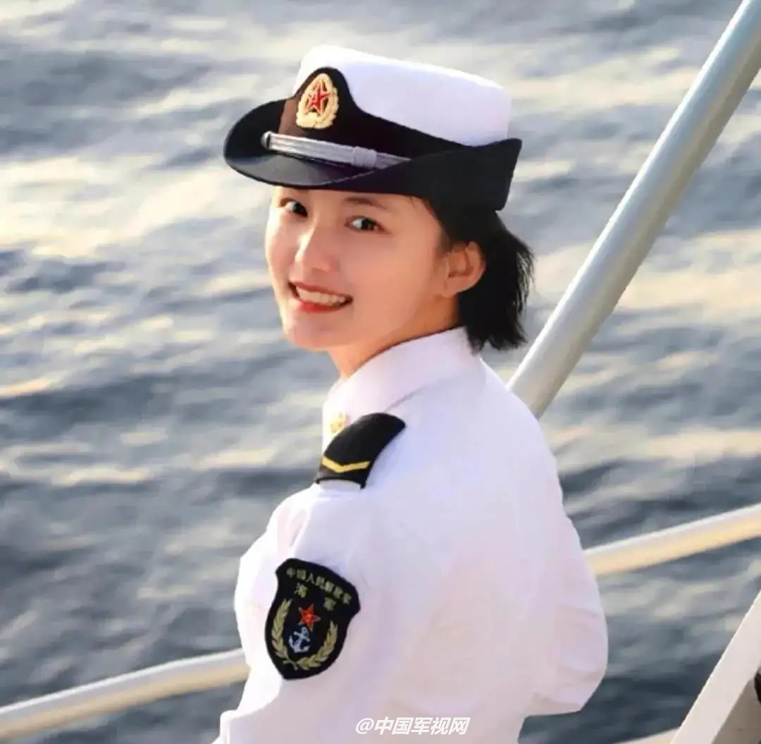 回眸一笑海军女兵在参加完升旗仪式后10这一笑憨憨的,但也暖暖的用