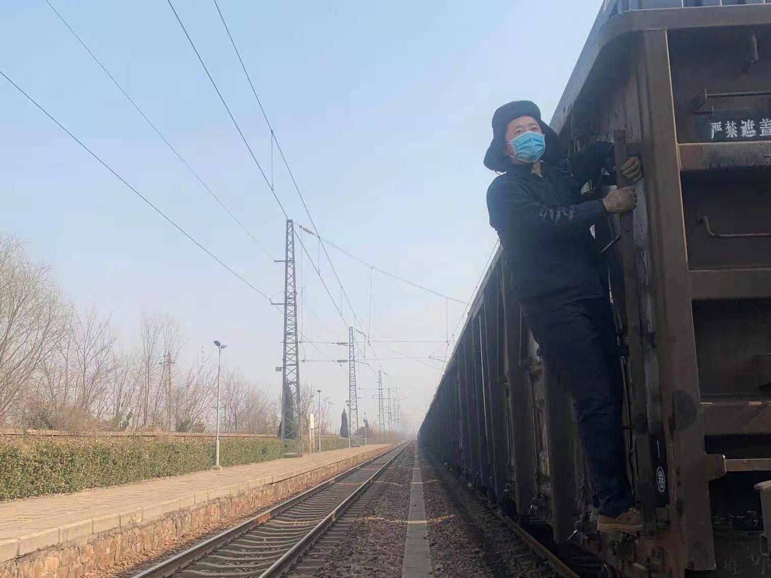 卸车也是保电煤走近春节坚守岗位的铁路连接员