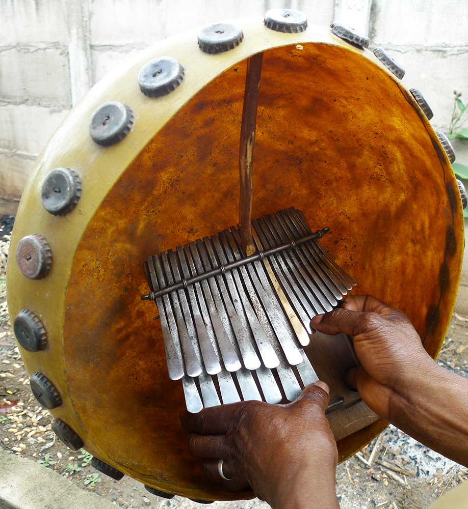 拇指琴是流行于非洲多地的一种乐器,它有多种类型,在不同国家有不同的