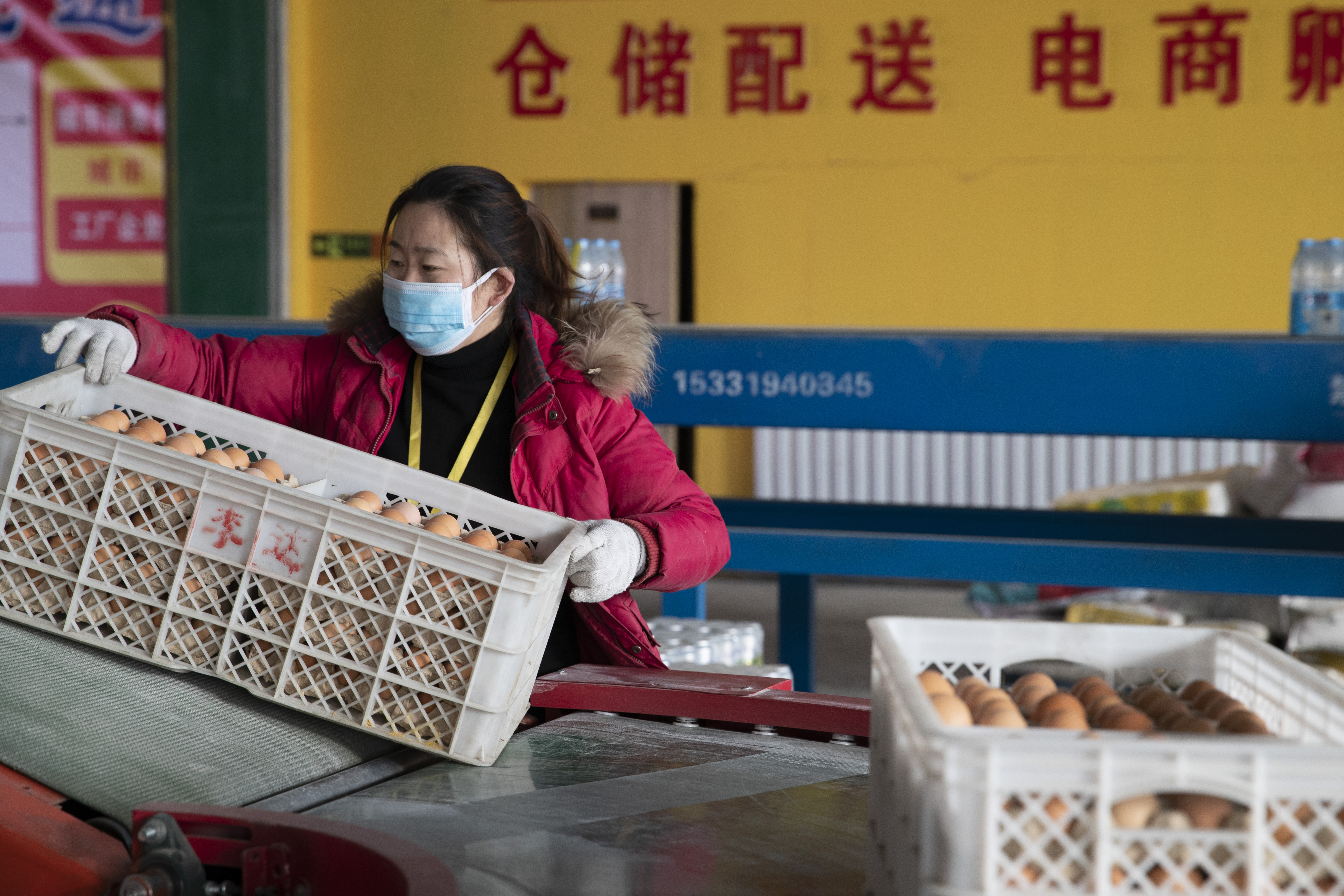 1月15日,工作人员在望奎县农村电商物流配送中心搬运生活物资