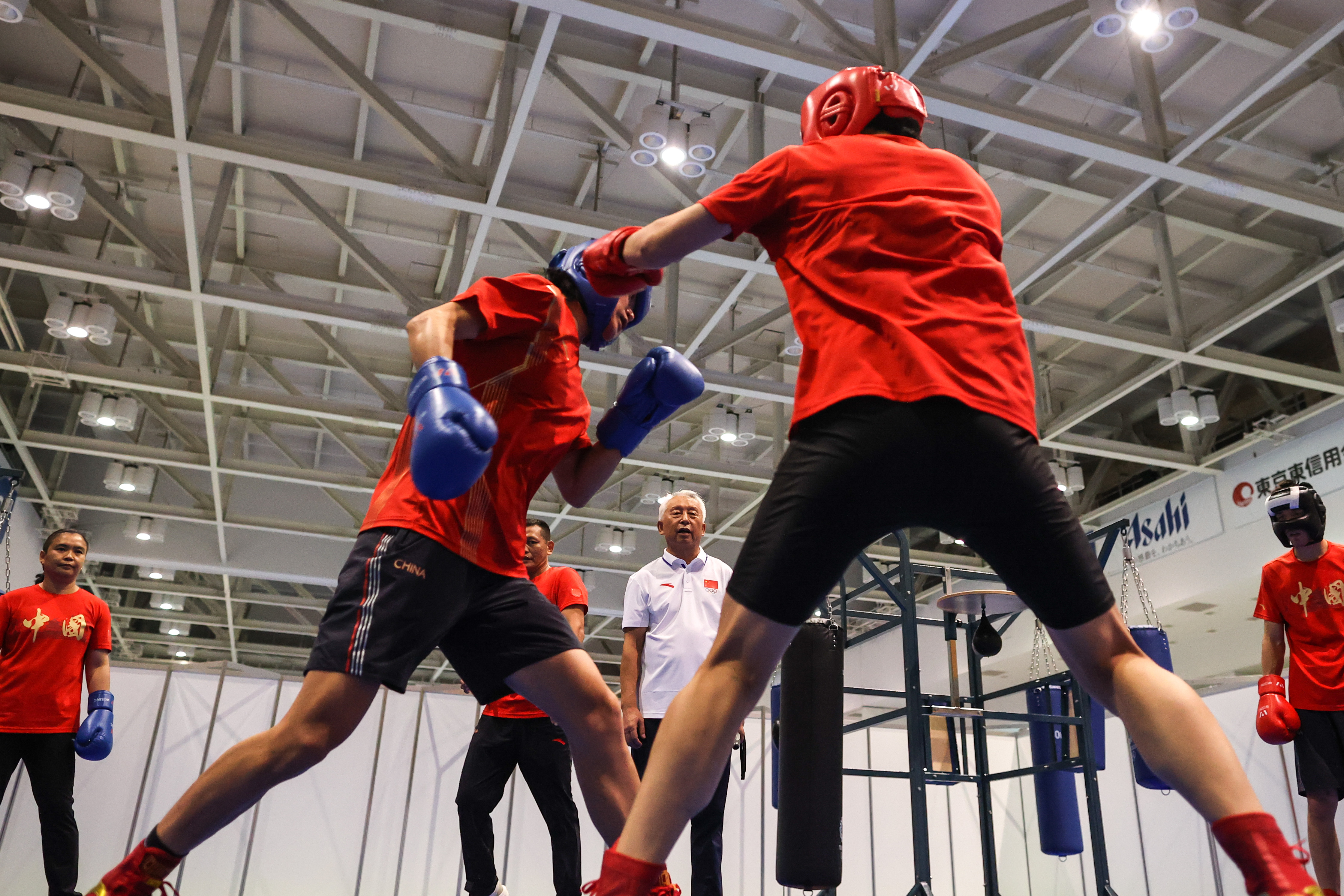 东京奥运会中国拳击队赛前找感觉