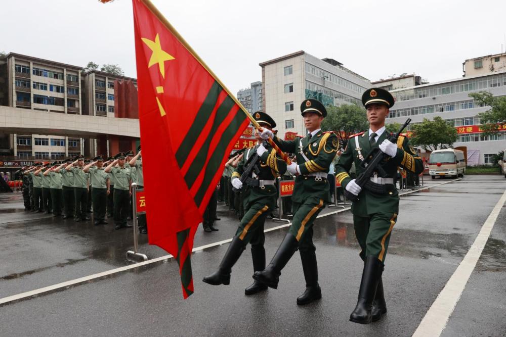 武警四川总队巴中支队退役士兵告别军营