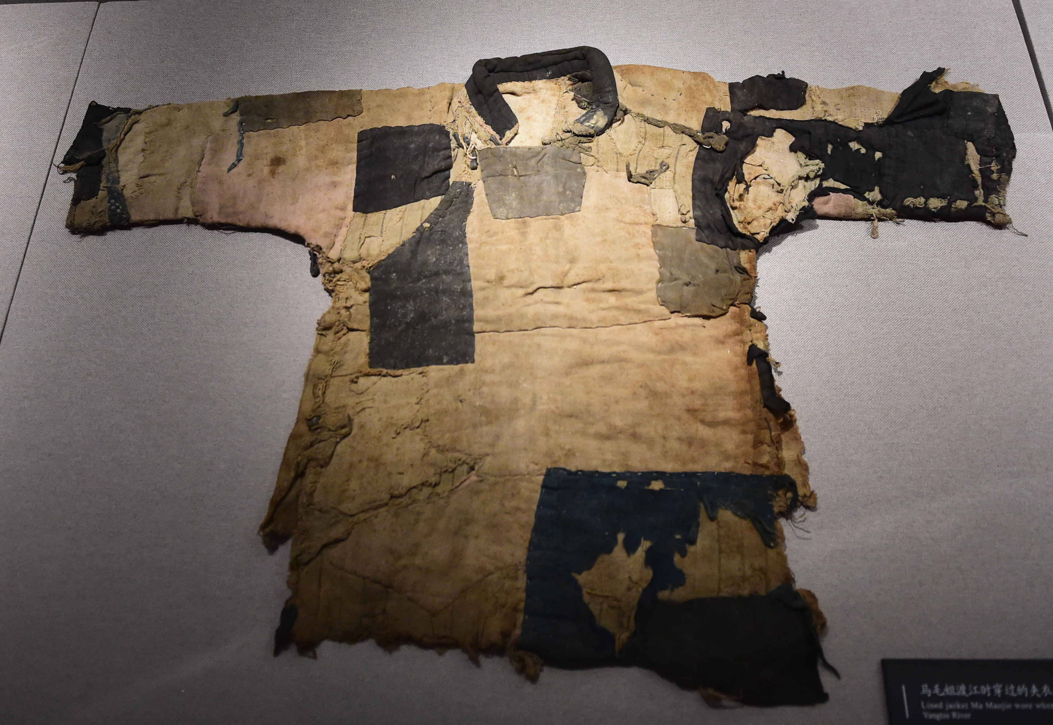 打满补丁,破旧不堪.一件小小的棉袄