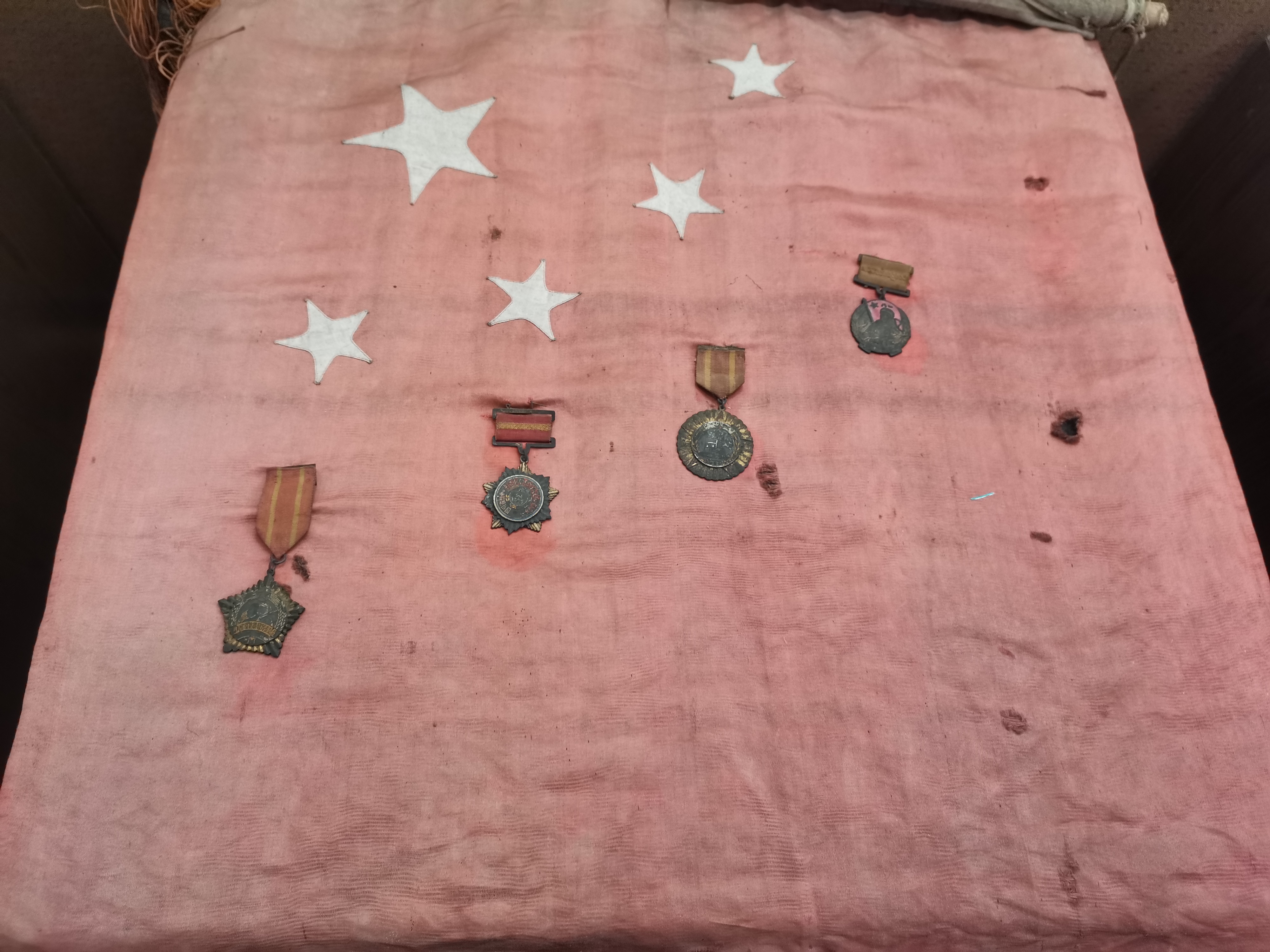 勋章的五星红旗 (金堂县档案馆供图)今年以来,已经有近500人来此瞻仰