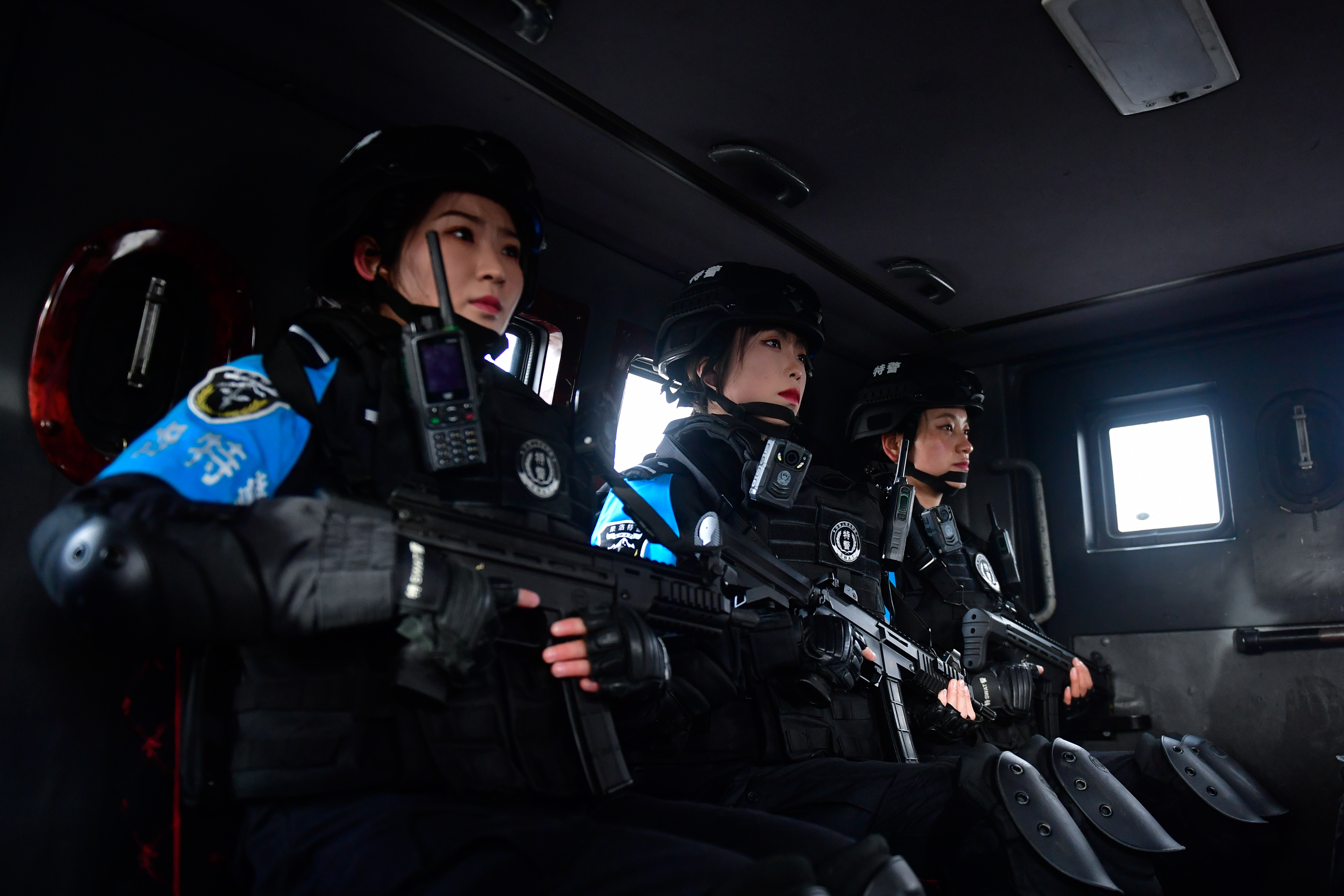 从旁观者到亲历者90后女特警的高原生活