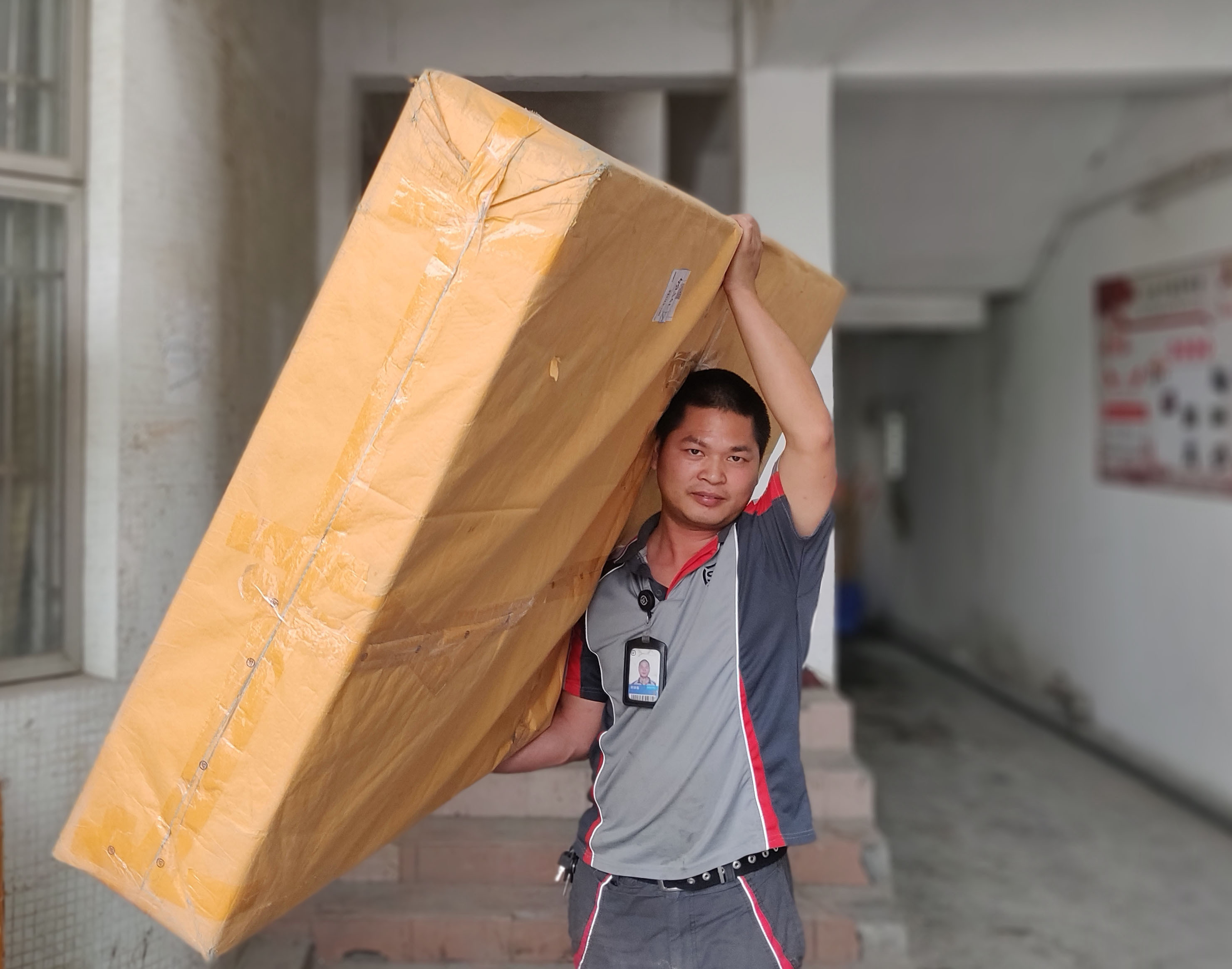 韩银春在向快递车上搬运货物.