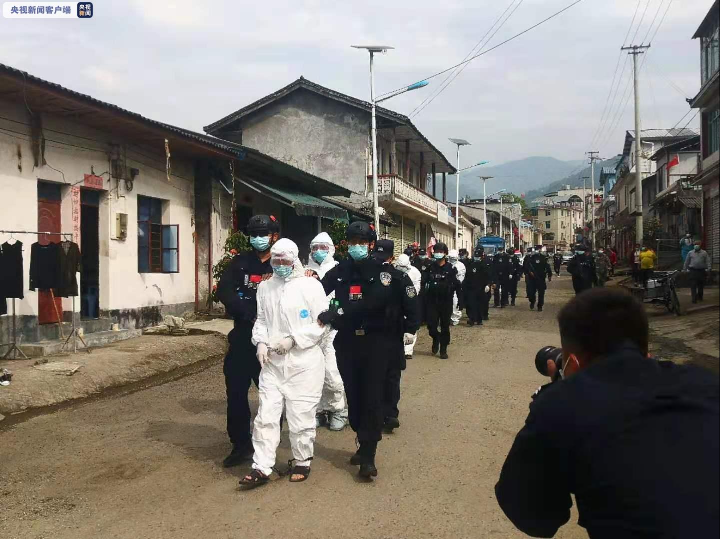 严打偷渡云南盈江6名违法人员被警方武装押解公开辨认现场