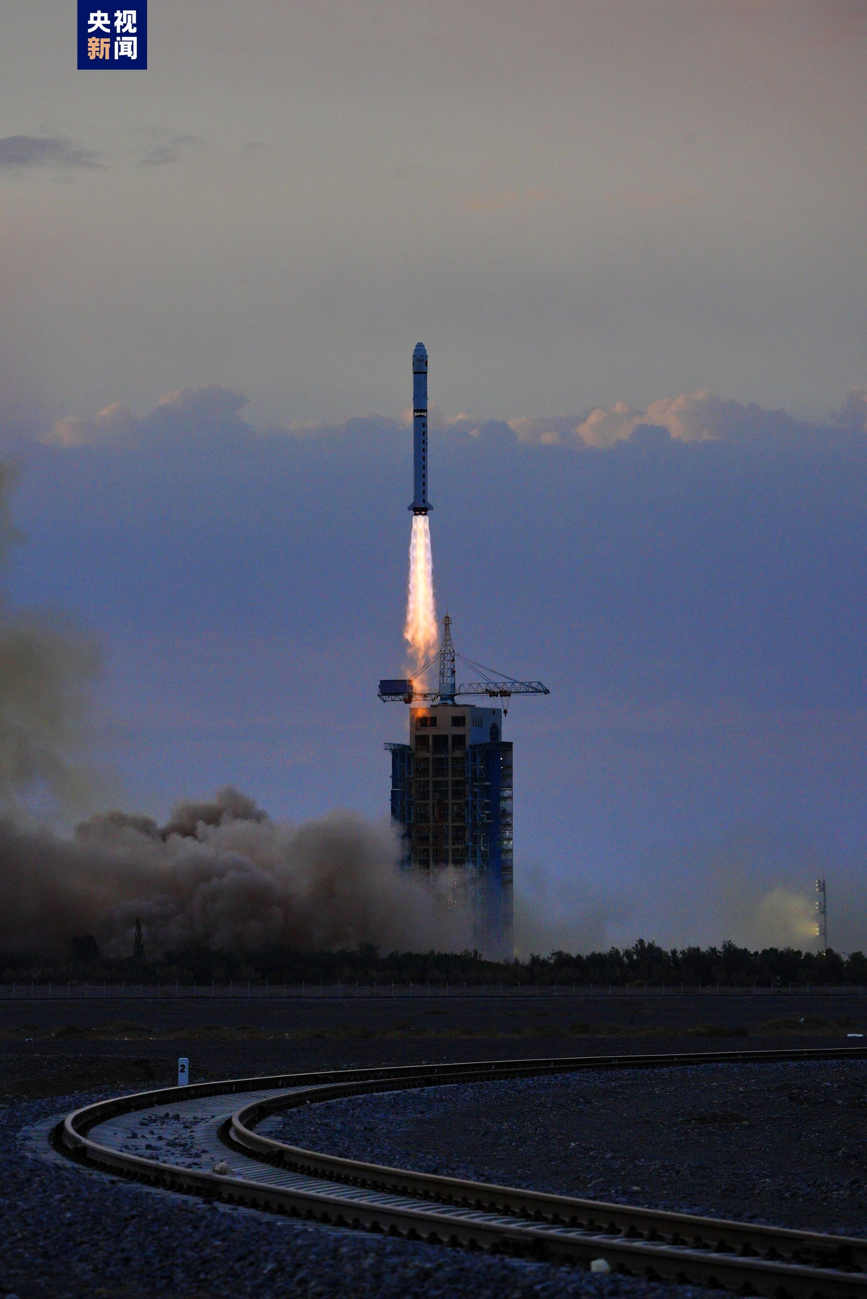 我国在酒泉卫星发射中心使用长征二号丁运载火箭,成功将云海一号03星