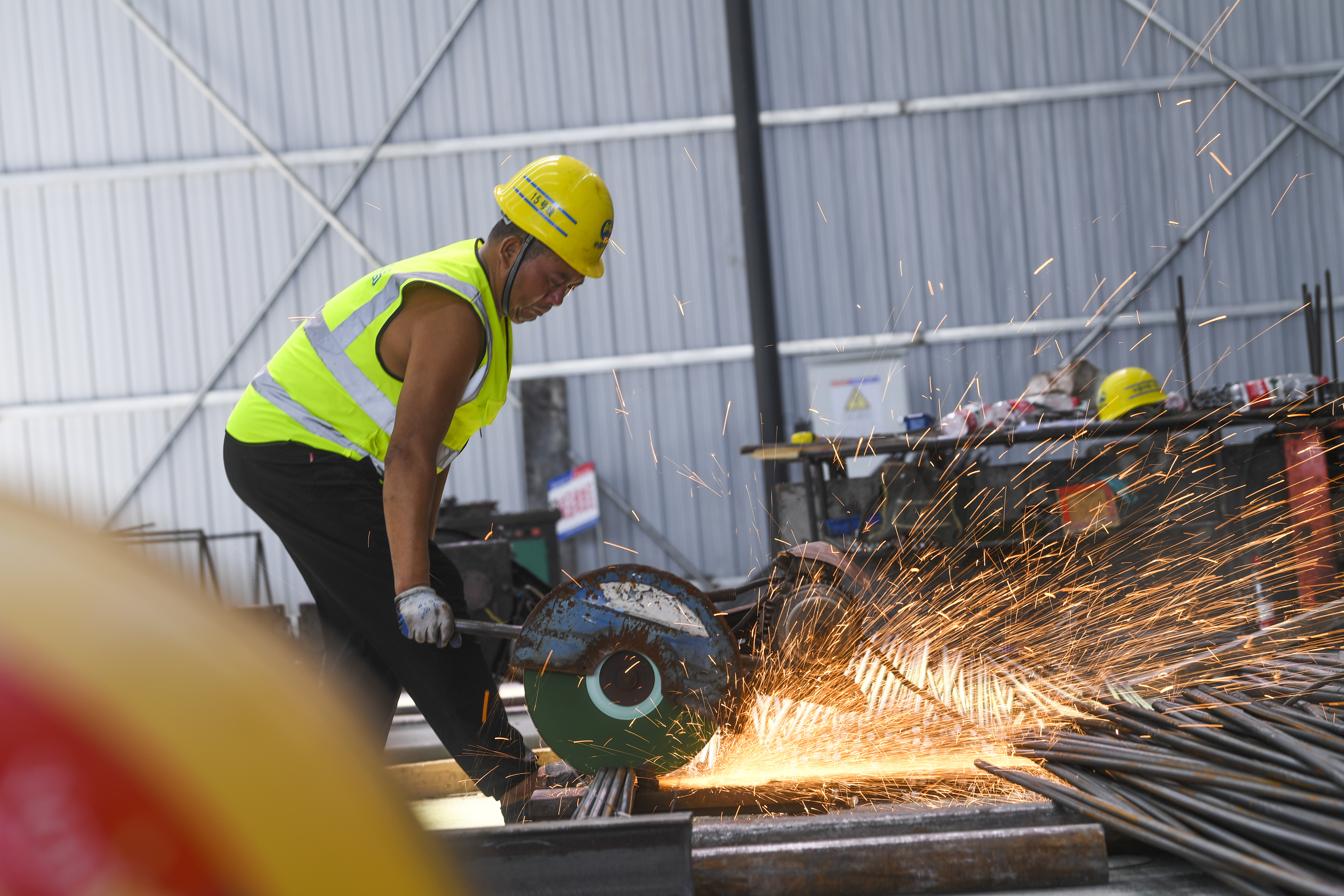 新华全媒走近高温下的劳动者全民拍拍给你看