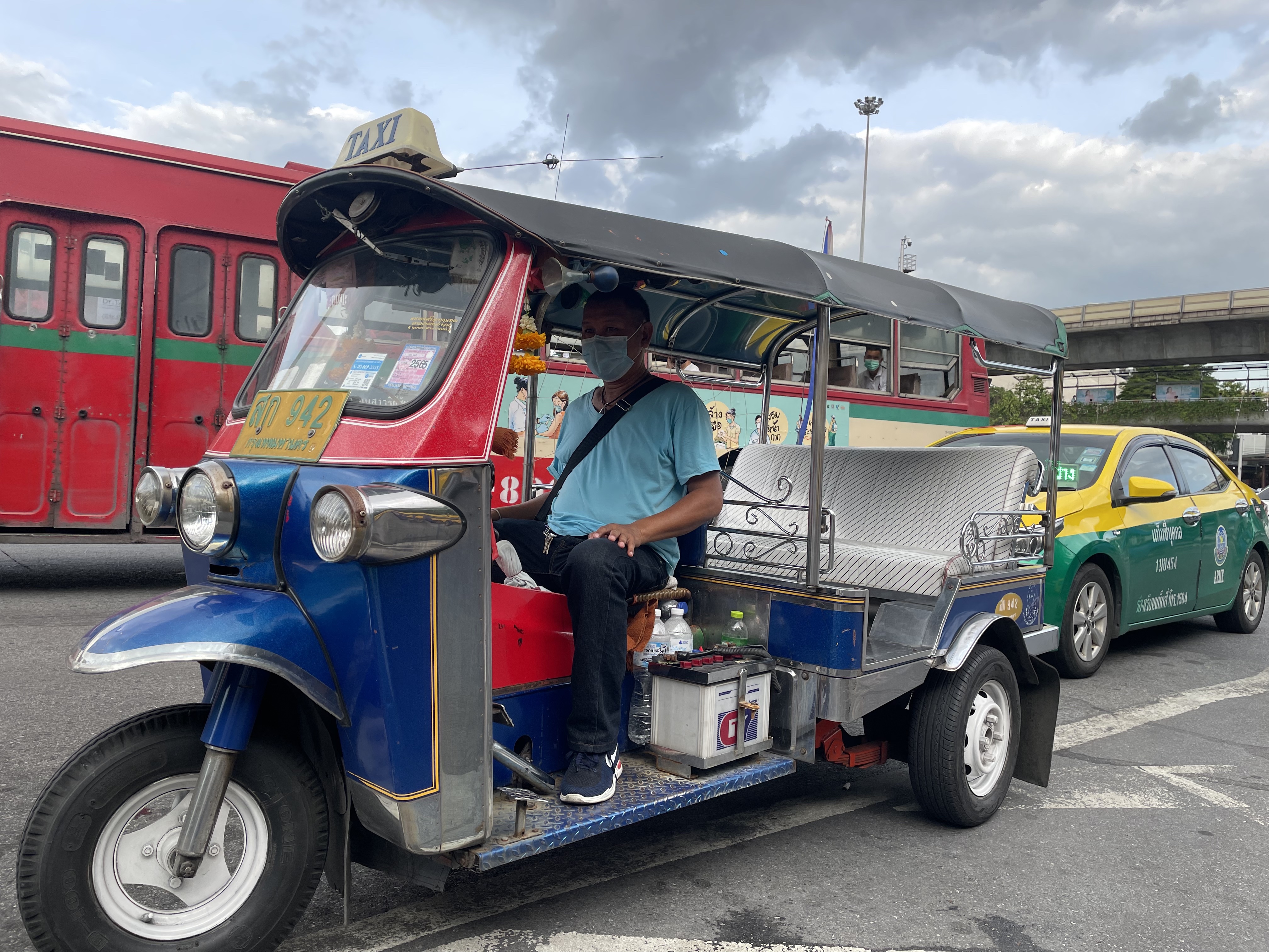 新华社记者陈家宝摄没有外国游客,泰国的经济仿佛成了出租车泄气的