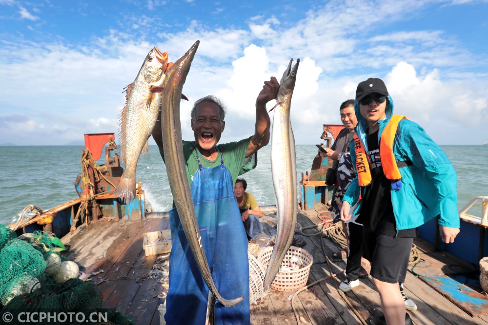 浙江舟山阖家出行海上捕鱼