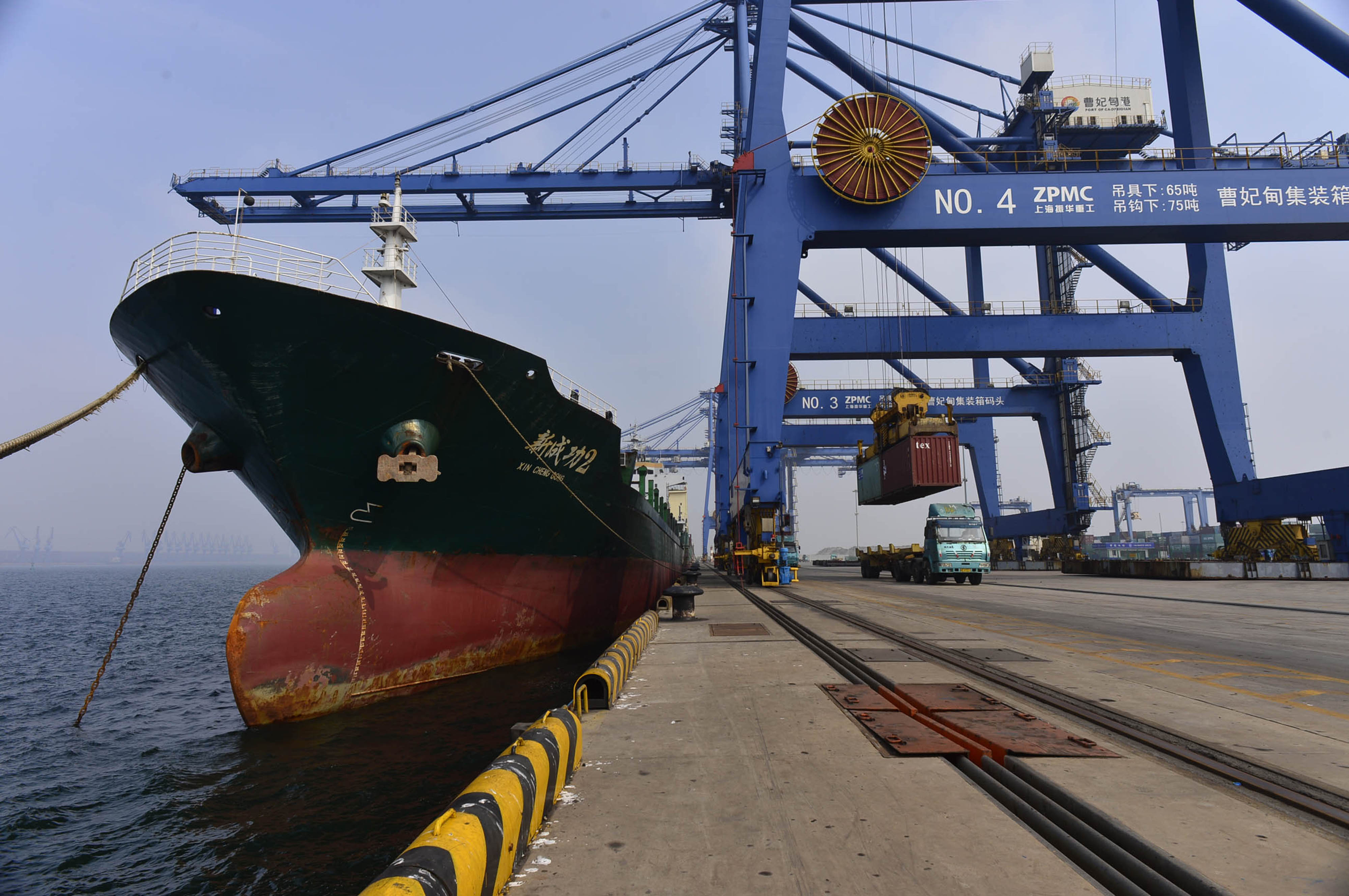 唐山港曹妃甸港区通用码头 新华社发(郑勇摄)"碳达峰""碳中和":绿色