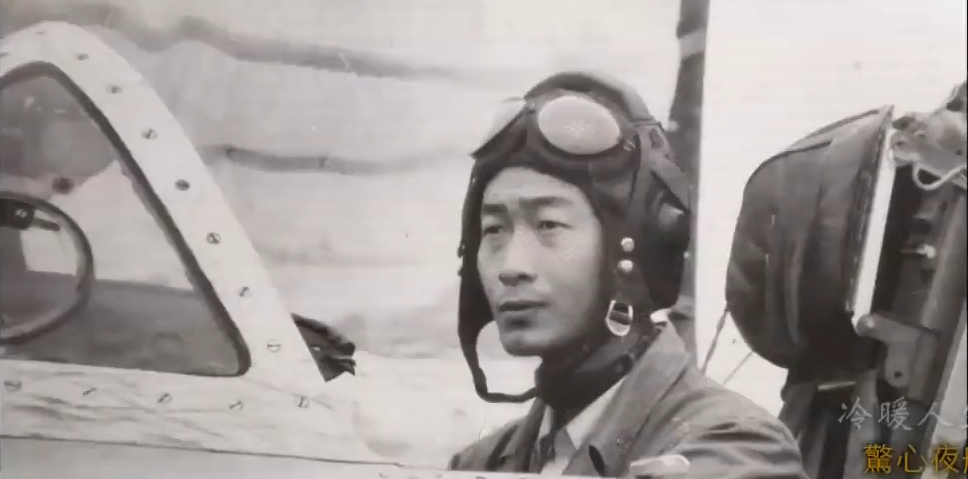 我迎着云层山川都在我脚下送别英雄机长贺中平