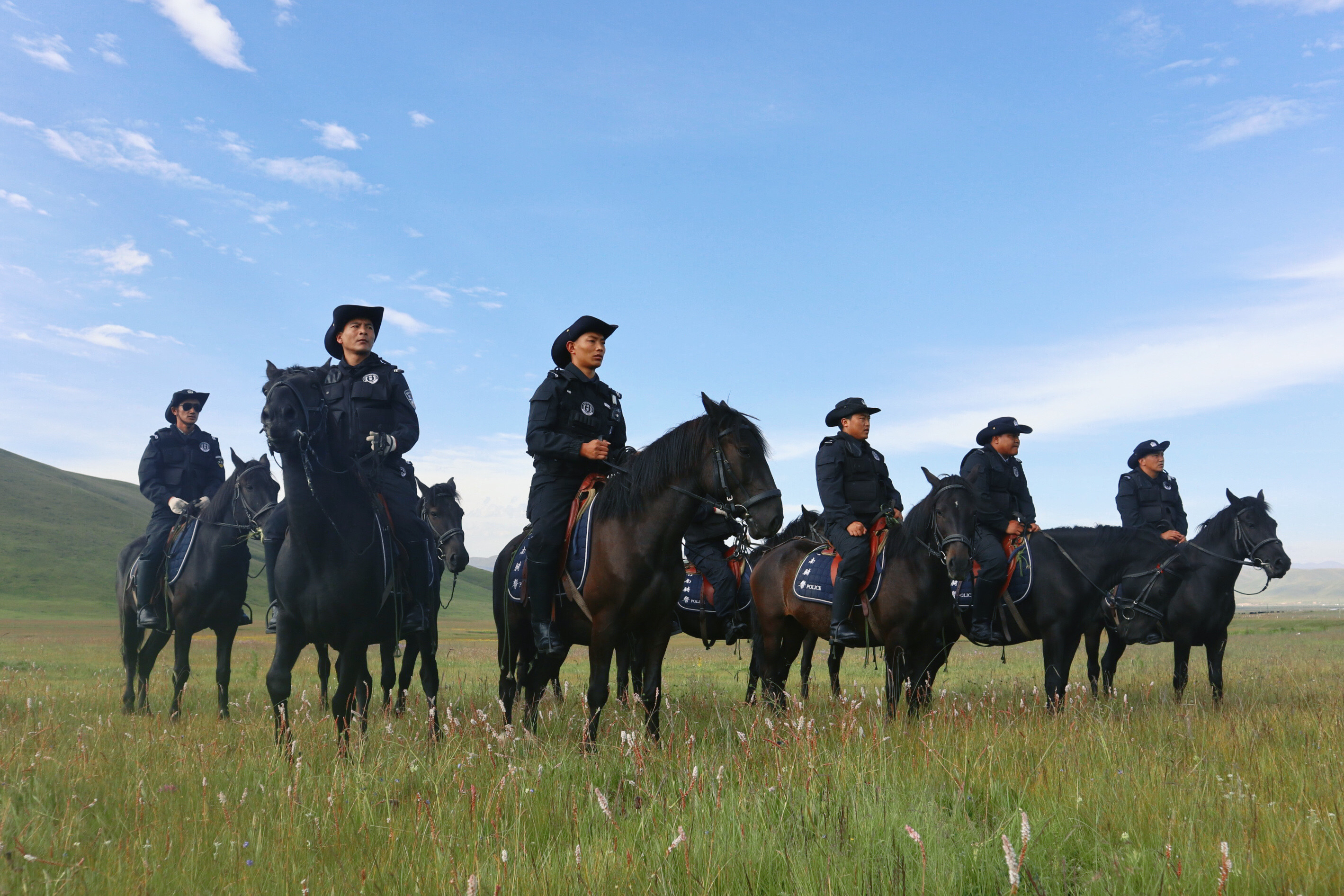 马背上的骑警队:为草原牧民守平安