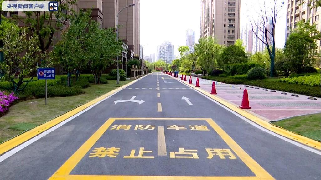 居民楼前用醒目的黄色线条划出了面积达150平方米的消防登高面,禁止